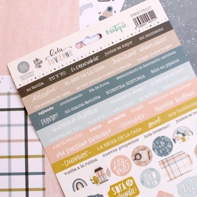Folha de autocolantes decorativos em tons pastel com textos em espanhol e gráficos temáticos