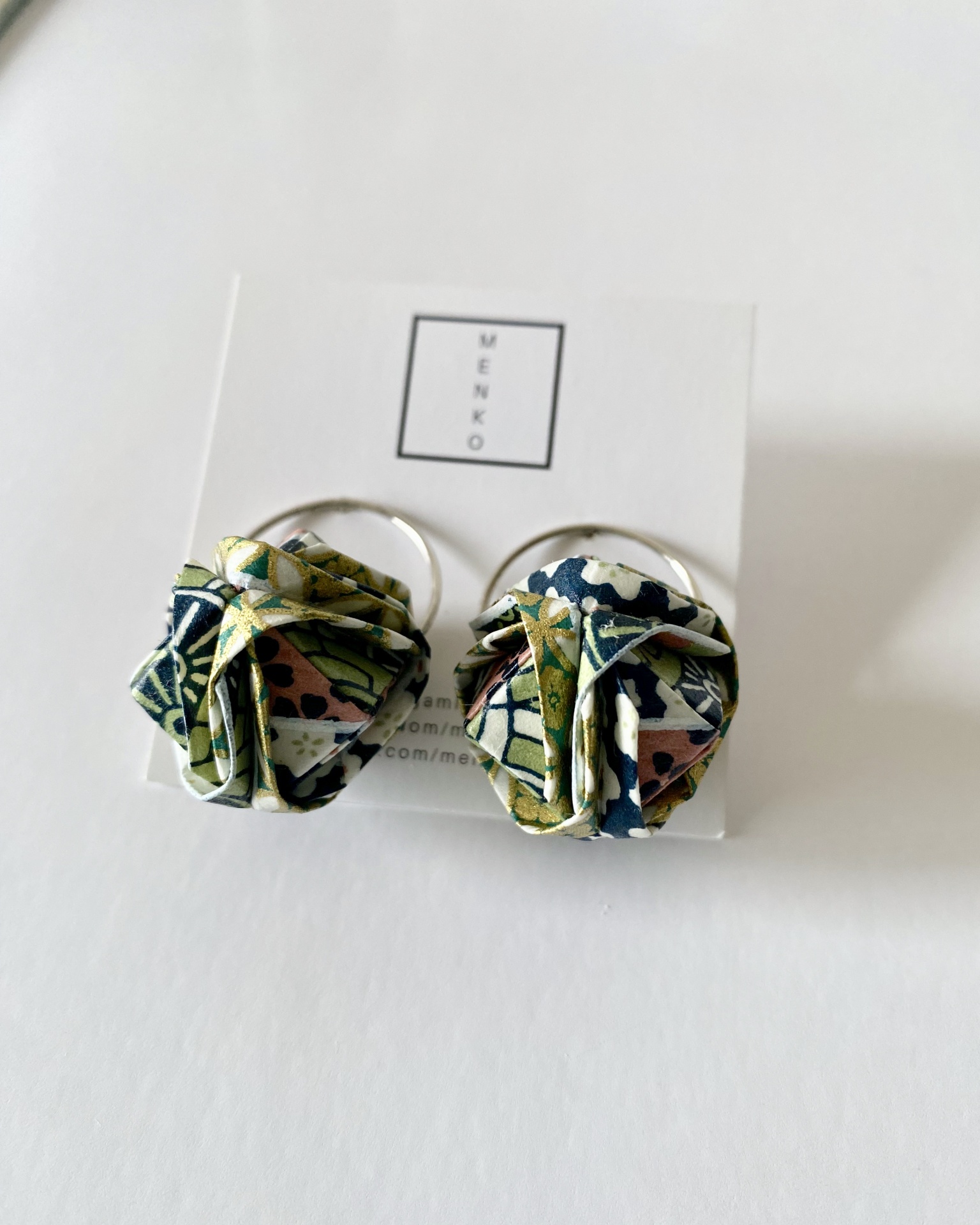 Brincos Barun Brincos com argolas e tecido dobrado colorido em padrão floral e geométrico