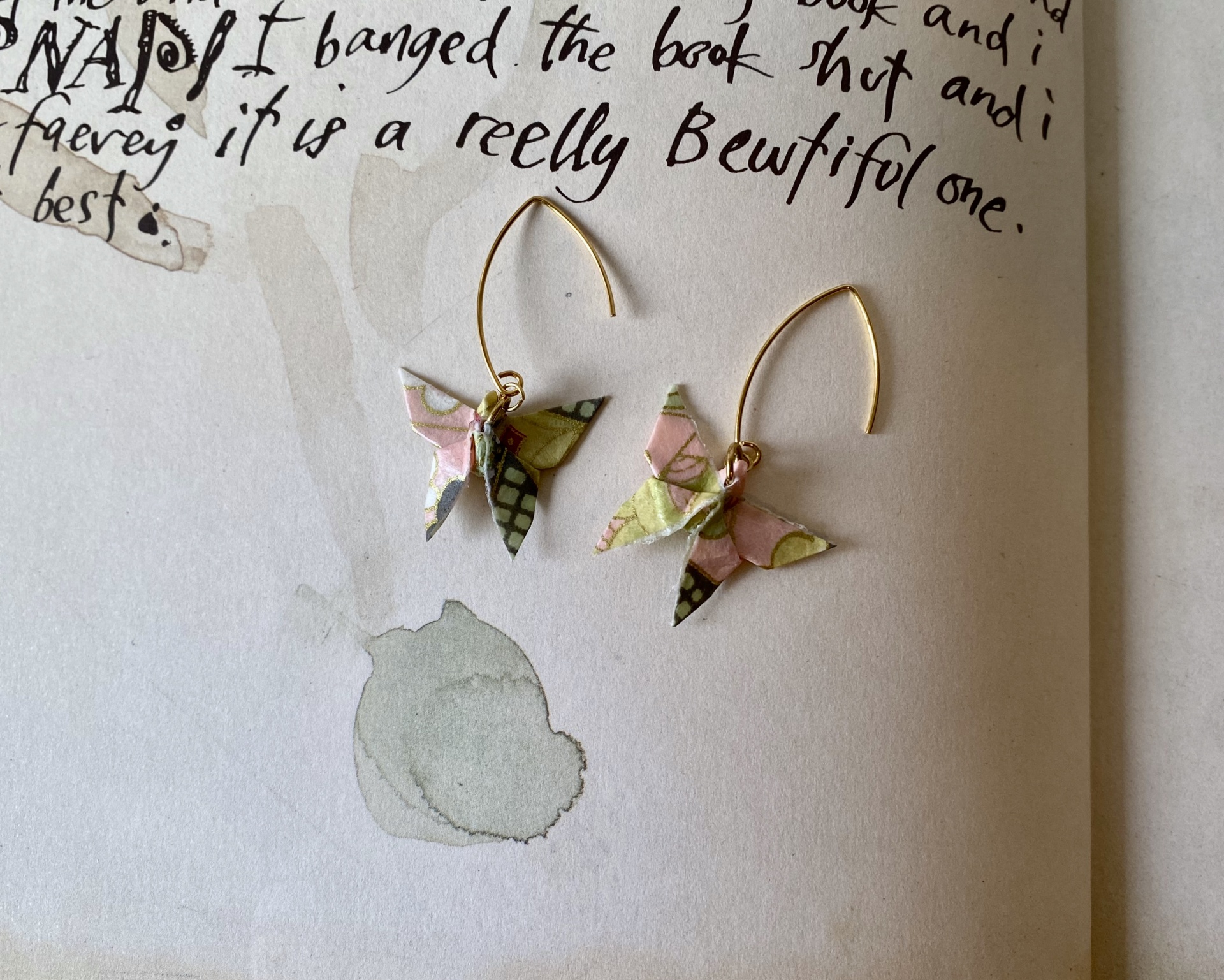 Brincos Borboleta Brincos de borboleta origamis em papel colorido com padrão e gancho dourado