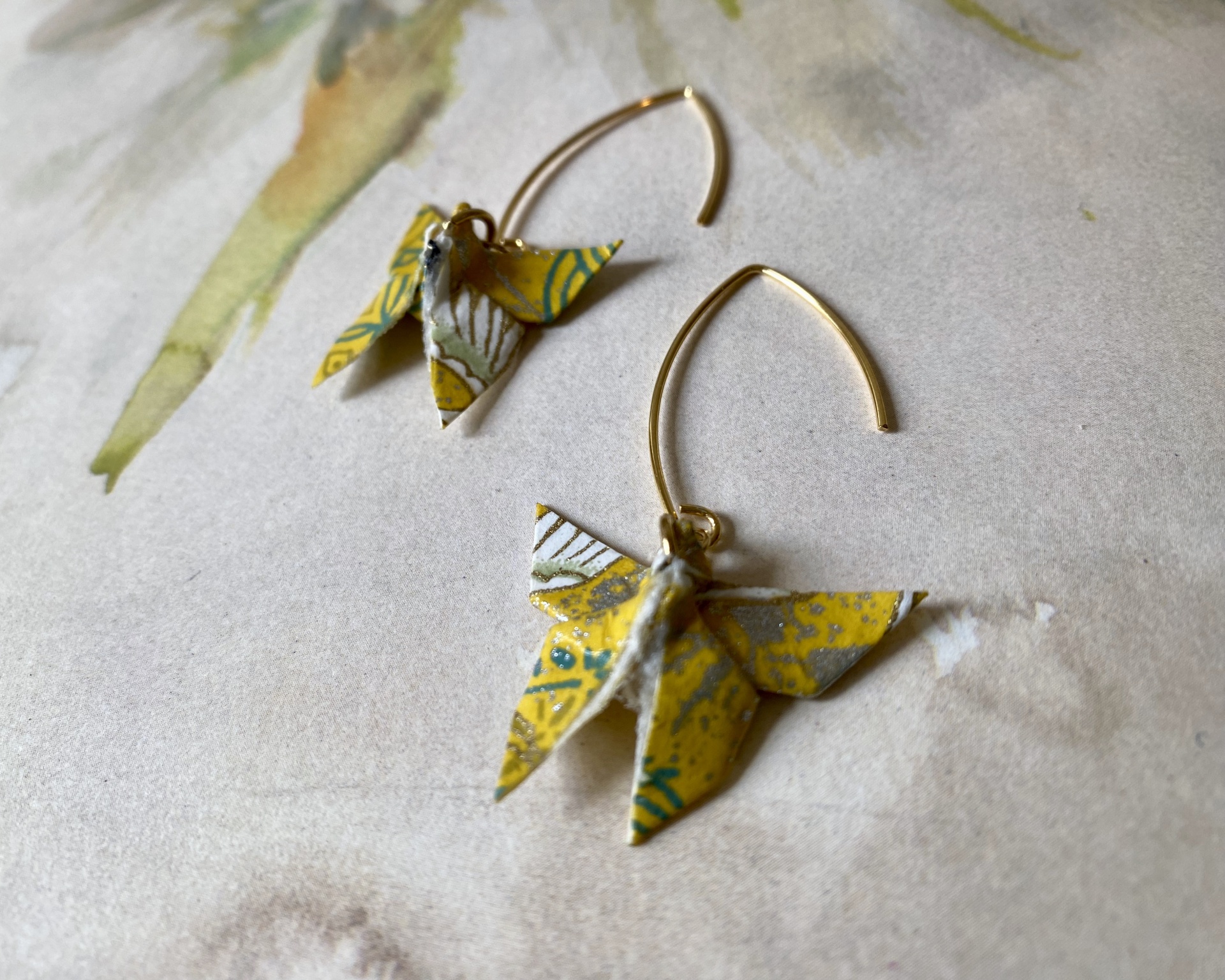 Brincos Borboleta Brincos com pendentes em forma de borboleta de tecido amarelo, verde e branco.