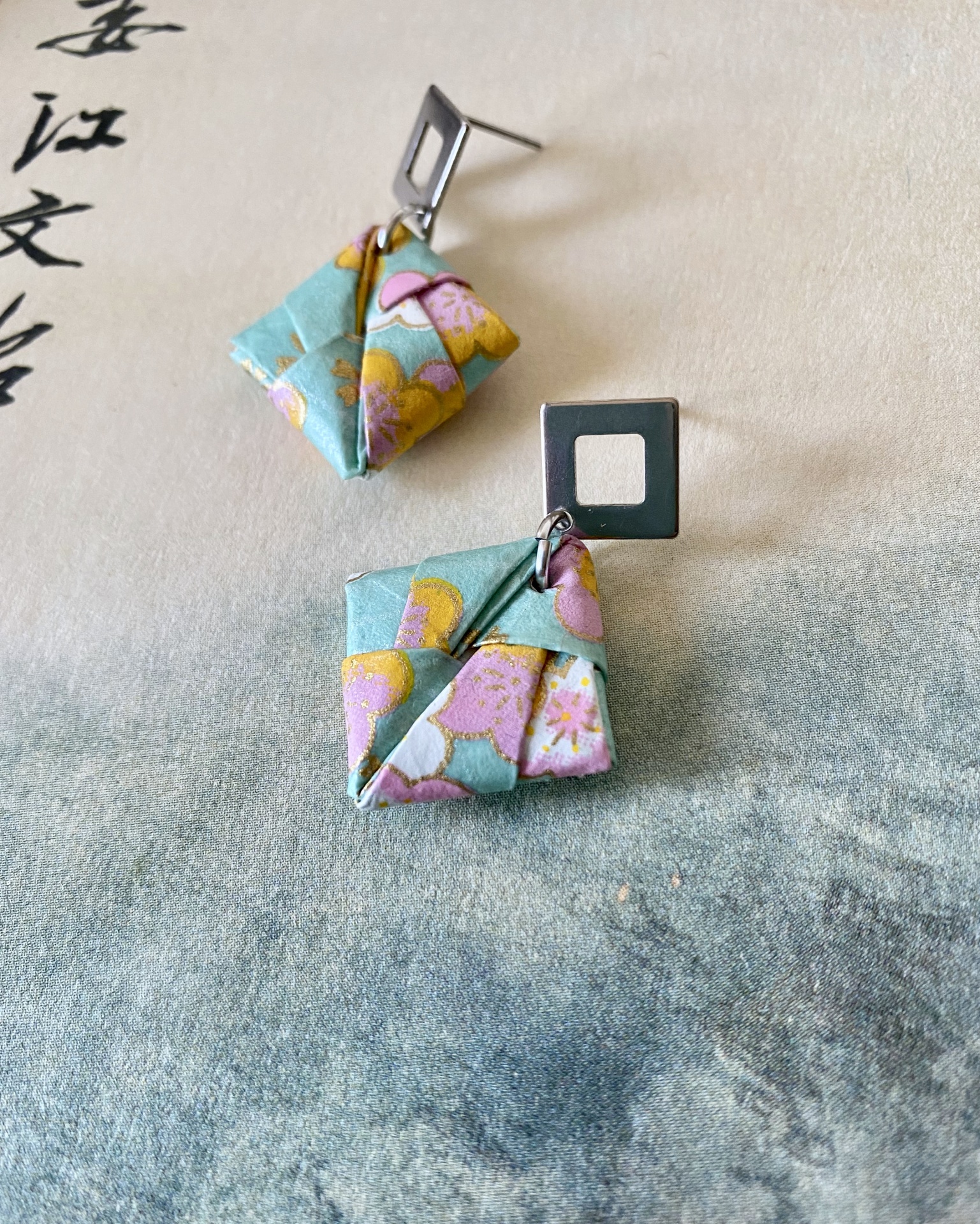 Brincos Sonobe Brincos com pendentes quadrados em metal e origamis em tecido floral azul claro