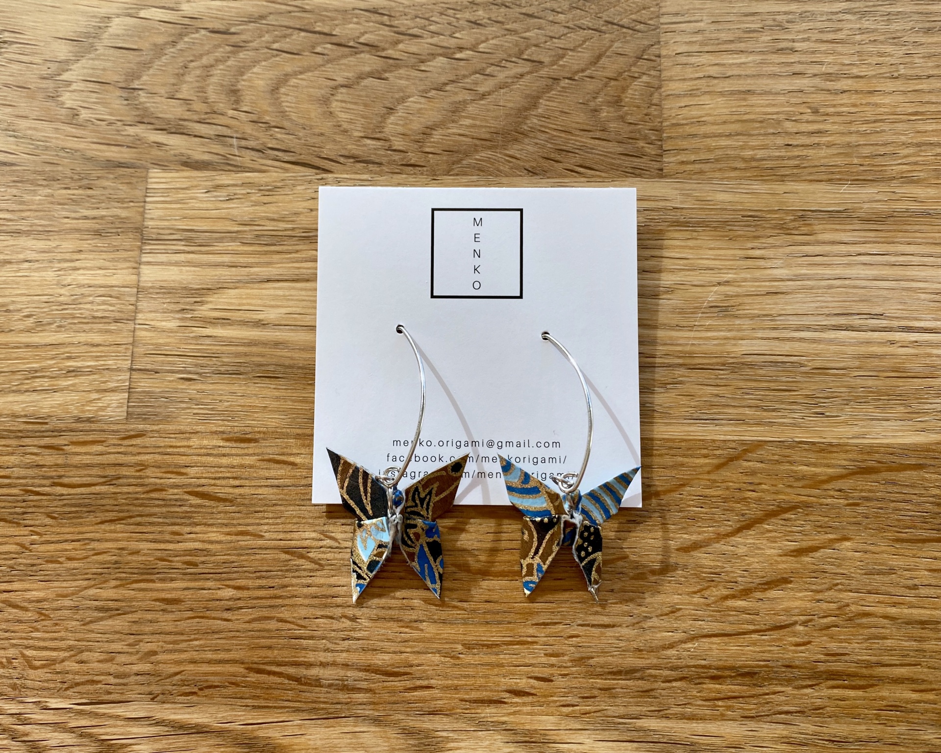 Brincos Borboleta Brincos de borboleta coloridos com argolas prateadas em cartolina branca MENKO