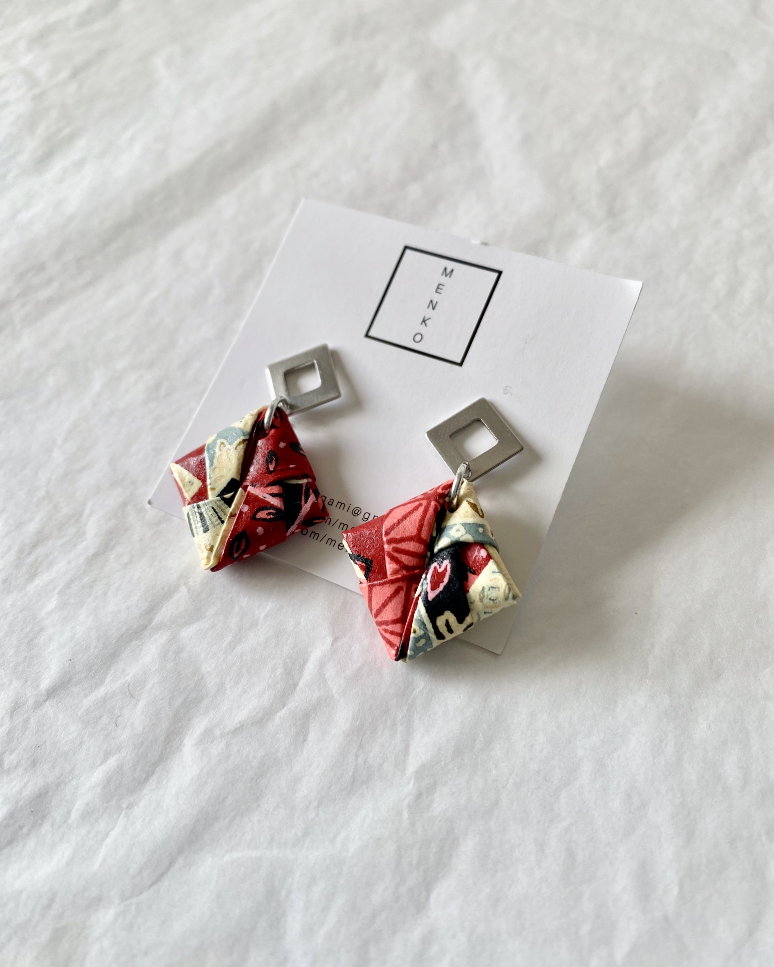 Brincos Sonobe Brincos pendentes com metal prateado e padrão colorido dobrado