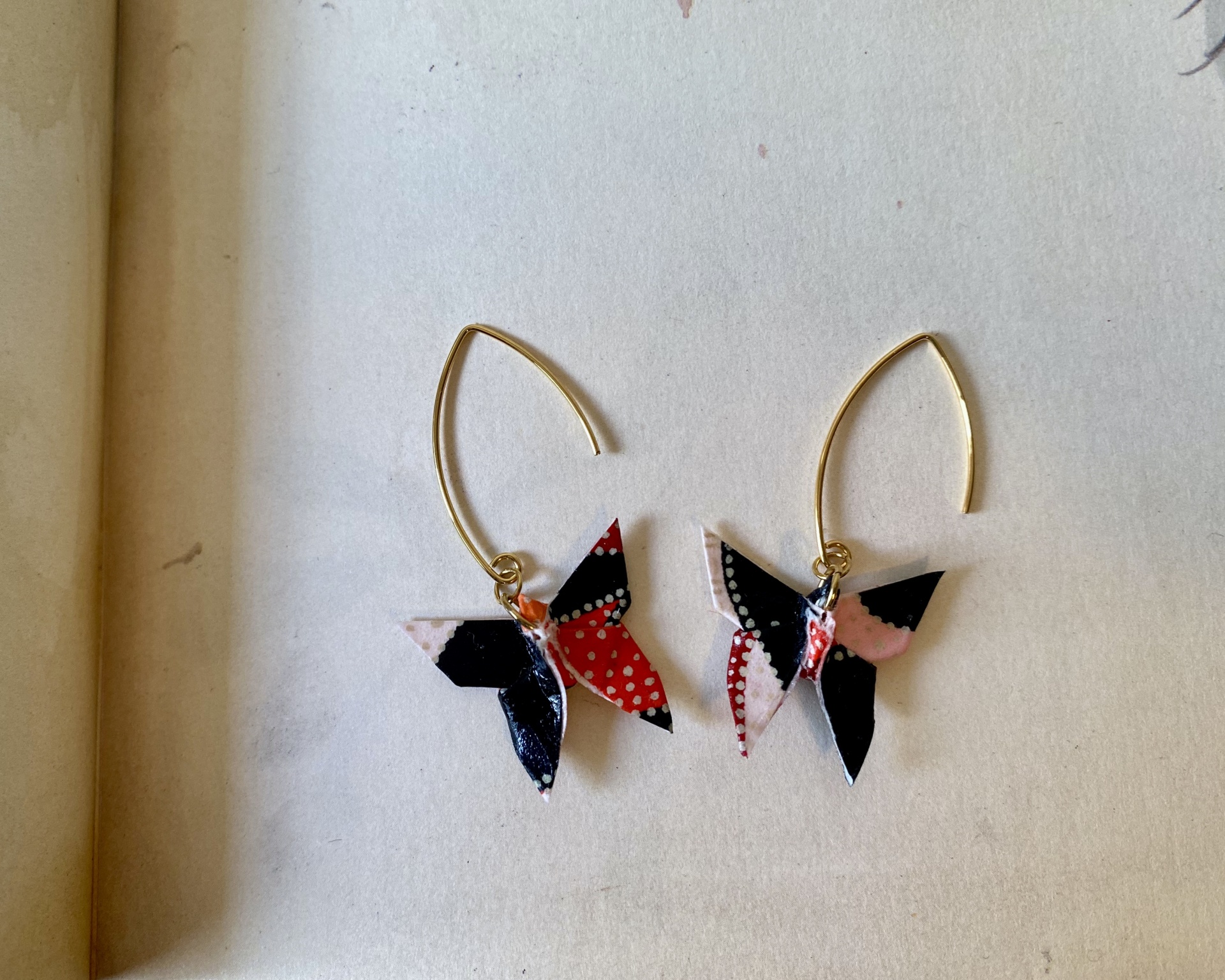 Brincos Borboleta Brincos borboleta coloridos com argolas douradas em fundo claro