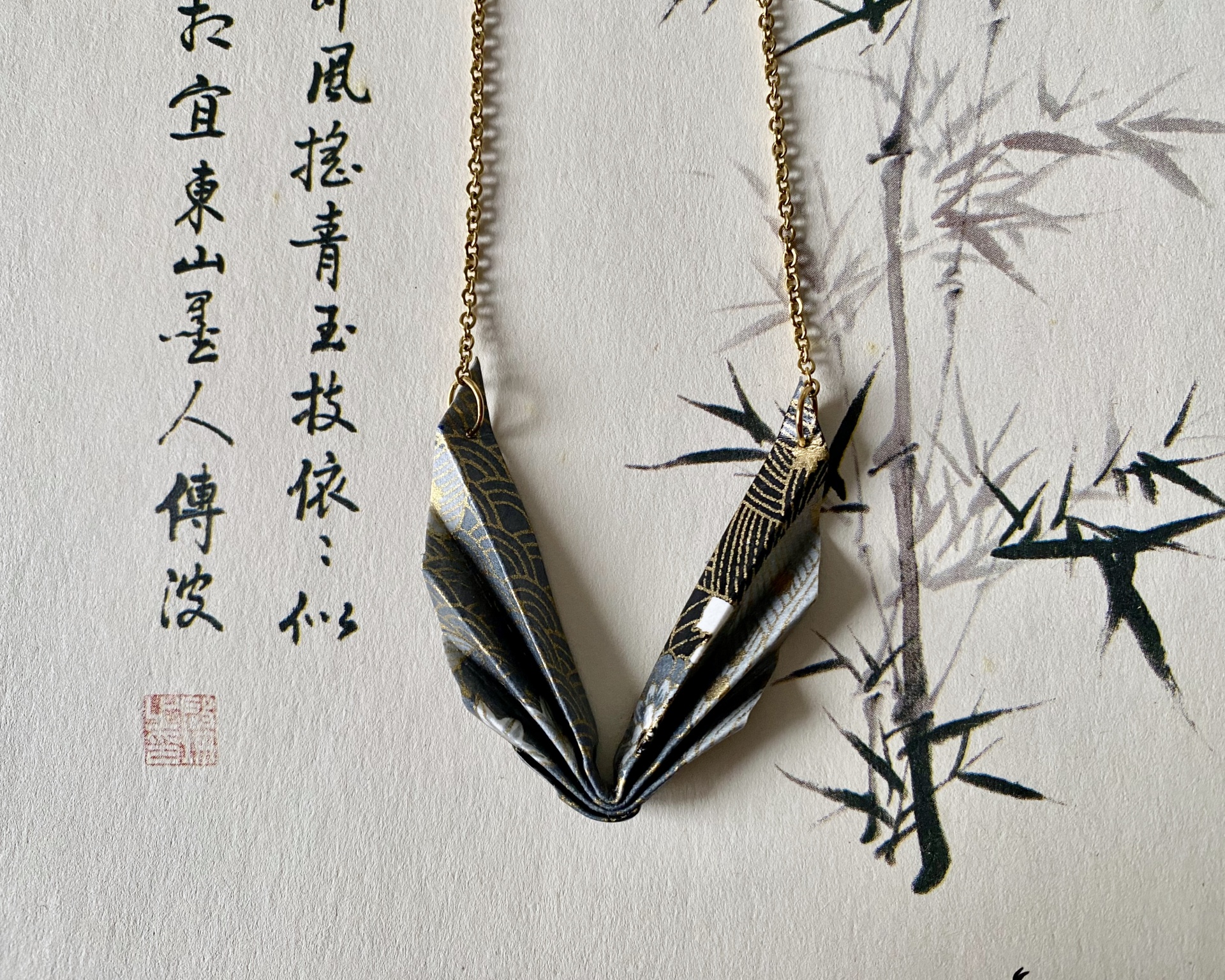 Colar Niki Colar com pendente de tecido dobrado em padrão oriental