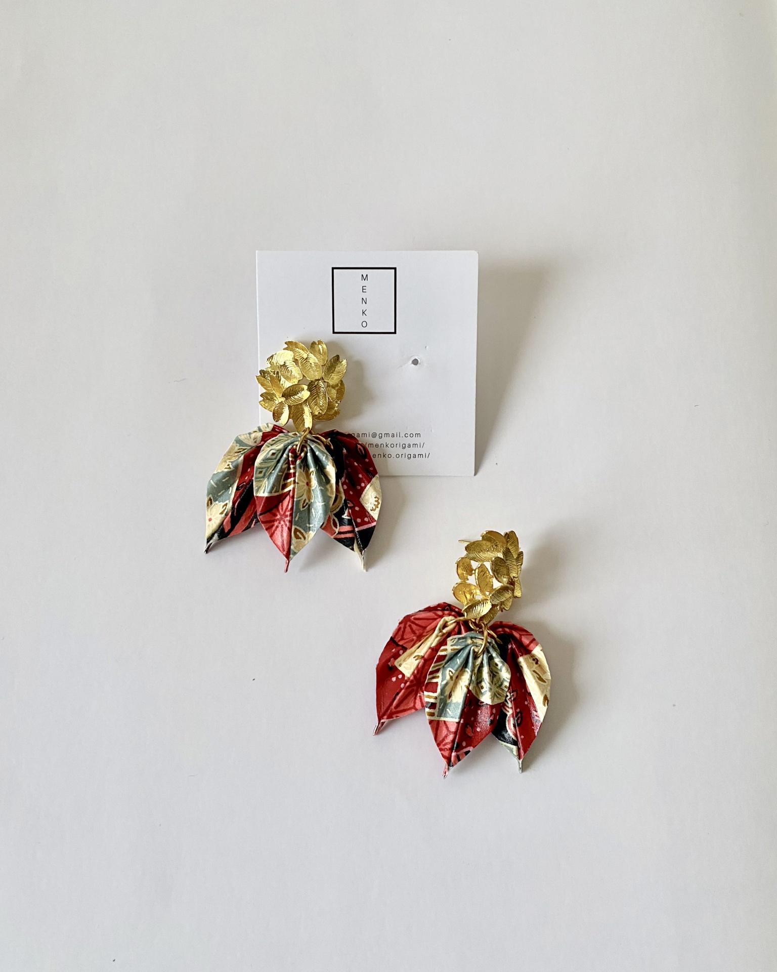 Brincos Folha Brincos dourados com pendente de tecido colorido em padrão floral