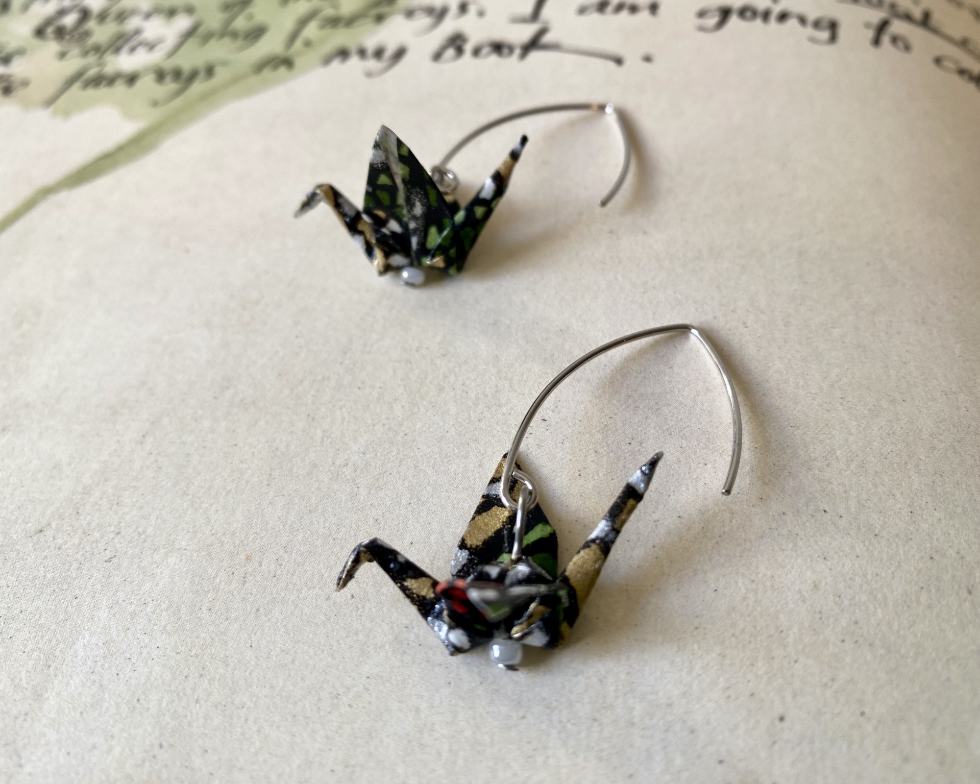 Brincos Tsuru Brincos origami com padrão floral e suporte prateado