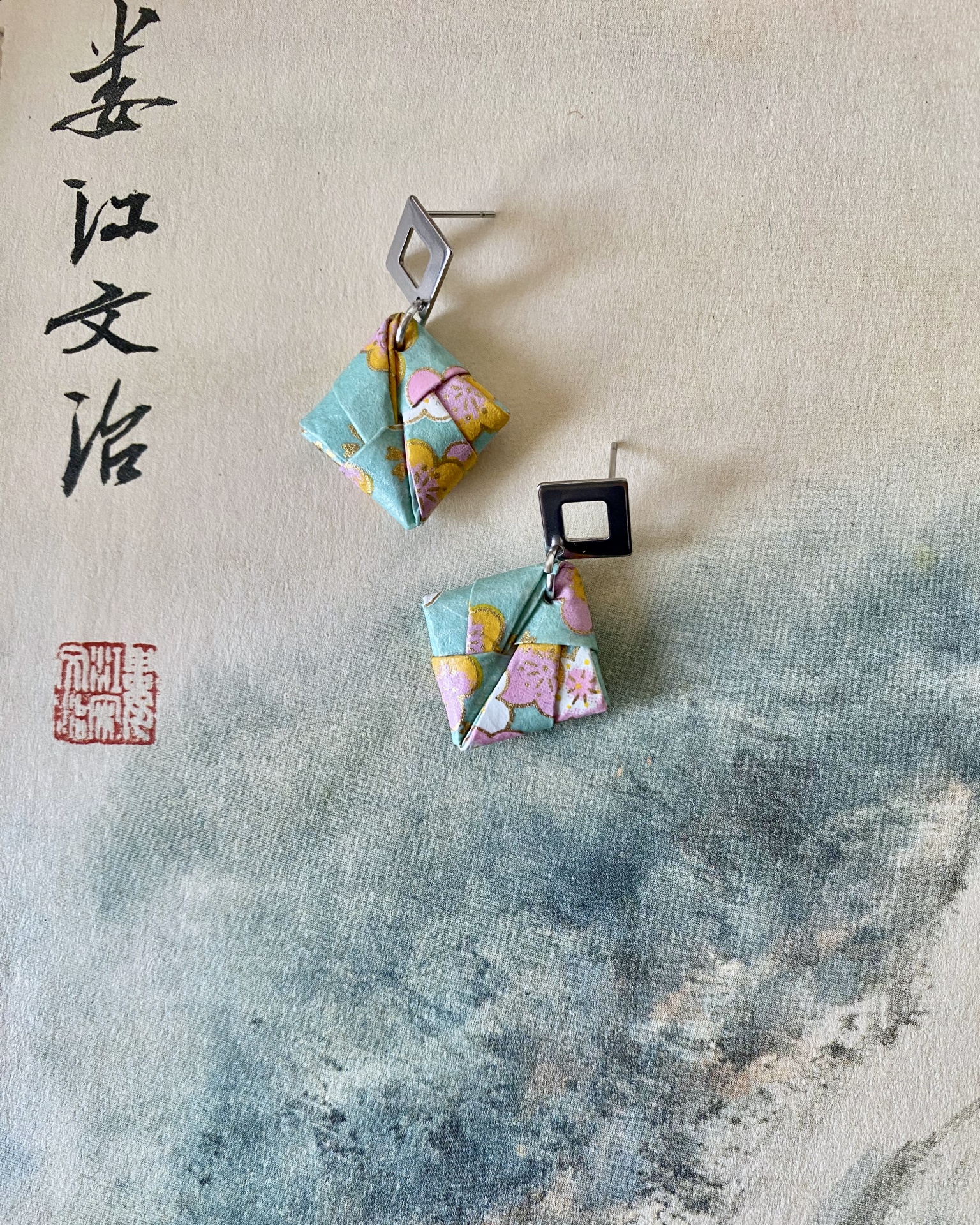Brincos Sonobe Brincos pendentes geométricos com tecido floral azul e base metálica