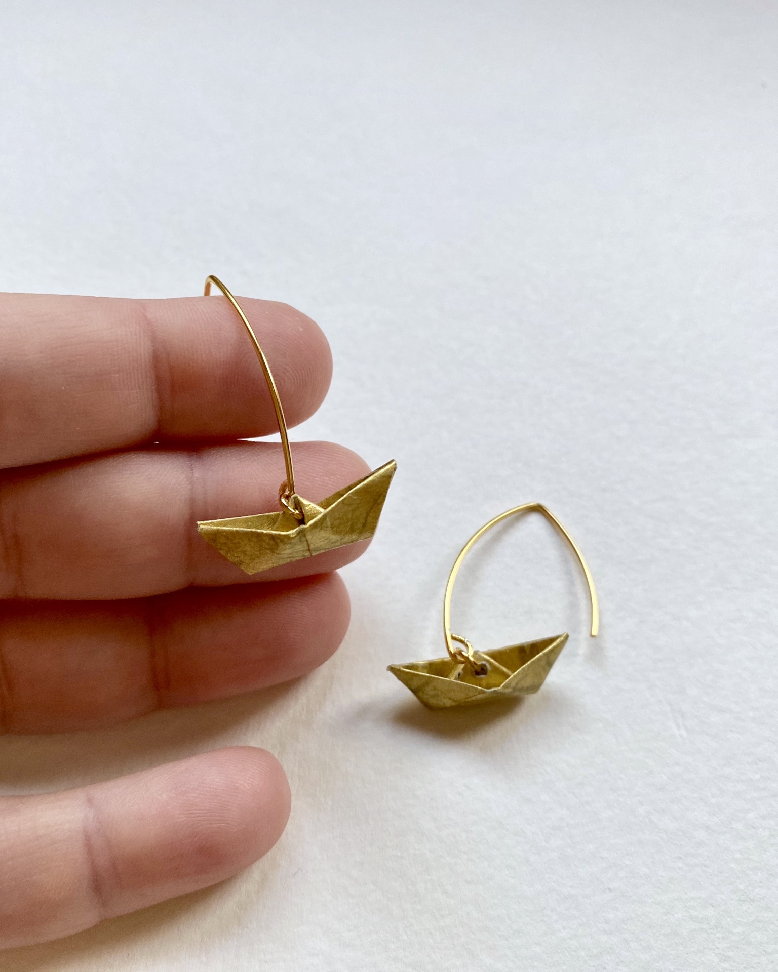 Brincos Boto Brincos dourados em forma de barquinho de papel com argolas finas