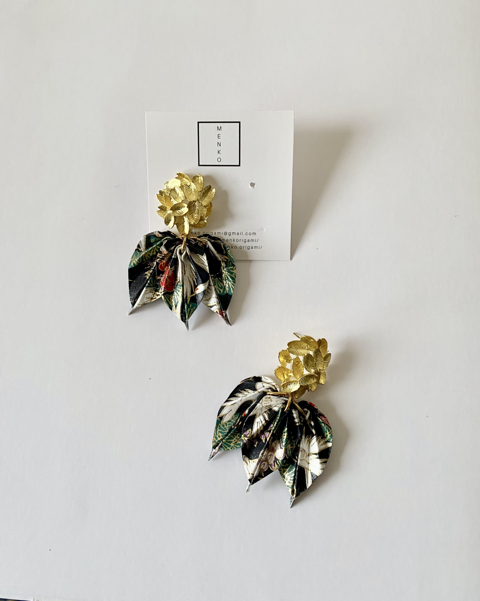 Brincos Folha Brincos femininos MENKO com flor dourada e folhas em tecido estampado.