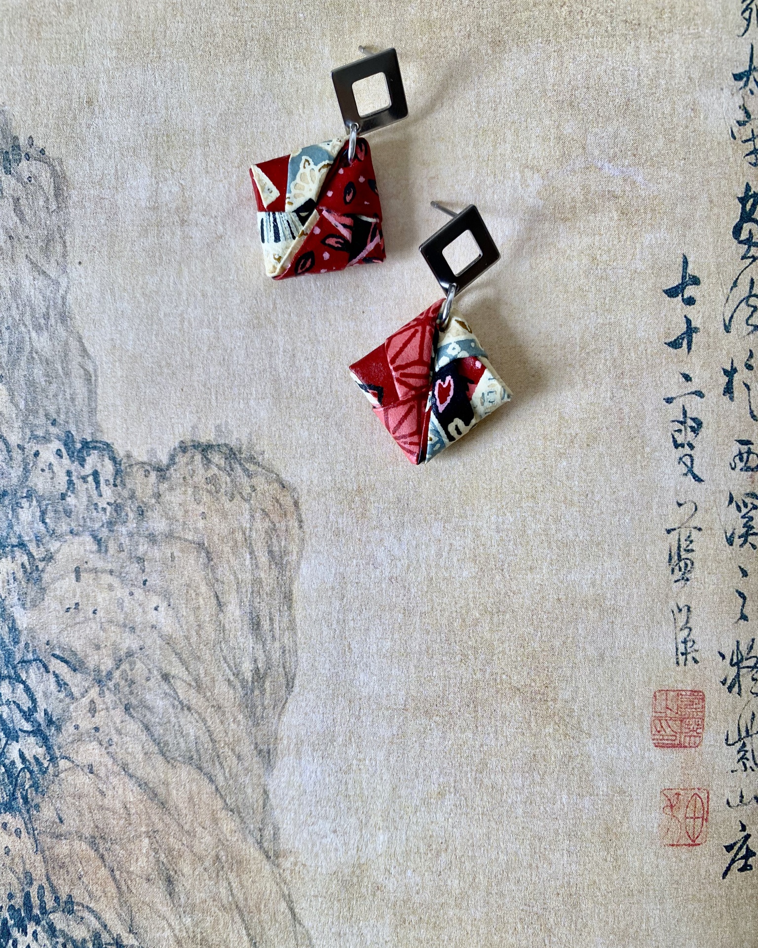 Brincos Sonobe Brincos com pendente de tecido colorido e fecho metálico
