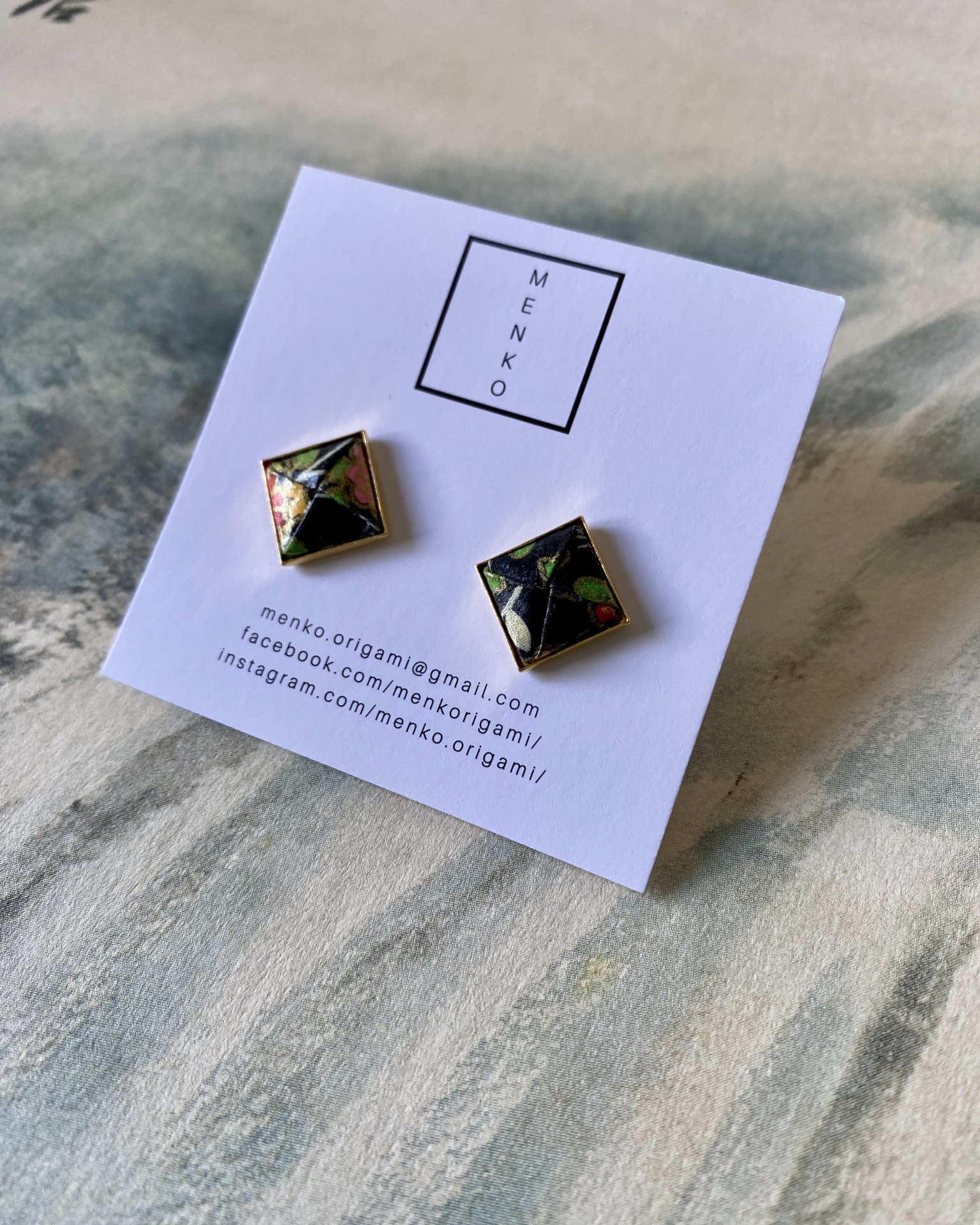 Brincos Menko Clássico Brincos quadrados com padrão floral em cartão de apresentação MENKO