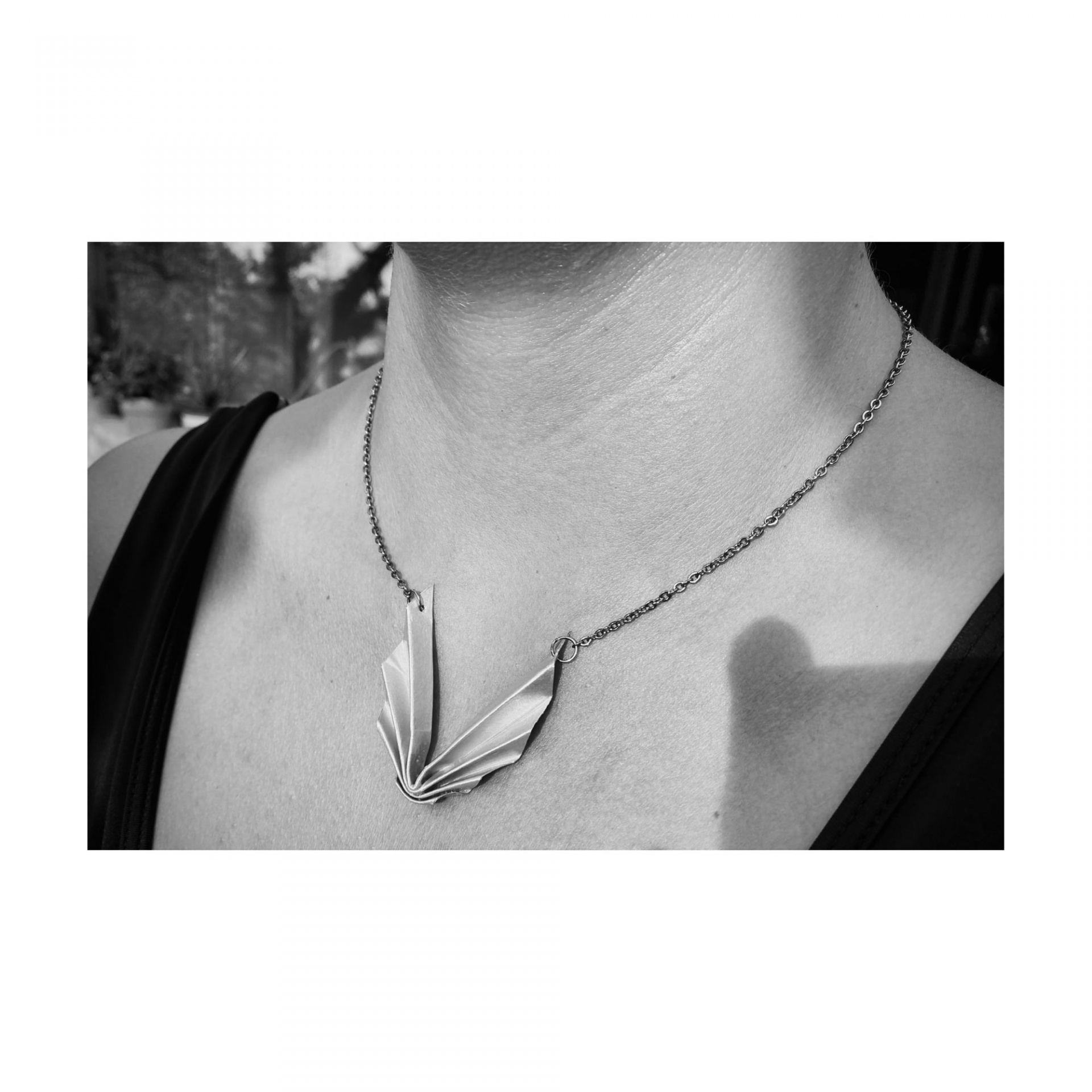 Colar Niki Colar com pendente metálico de design abstrato