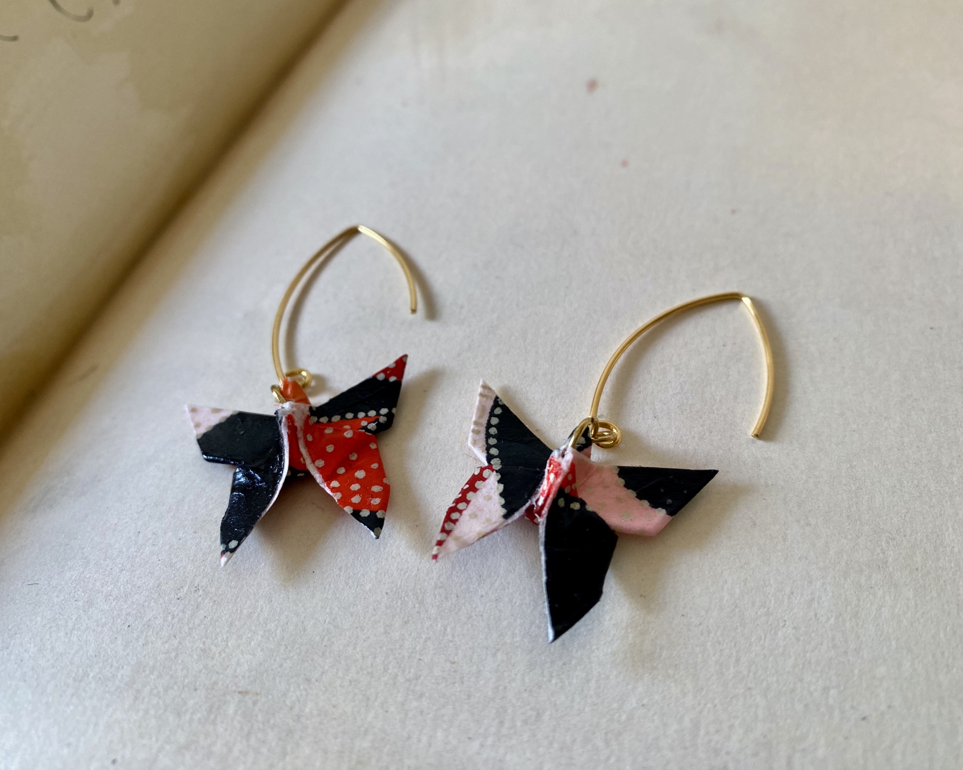 Brincos Borboleta Brincos com penduricalho borboleta origami colorida e ganchos dourados.