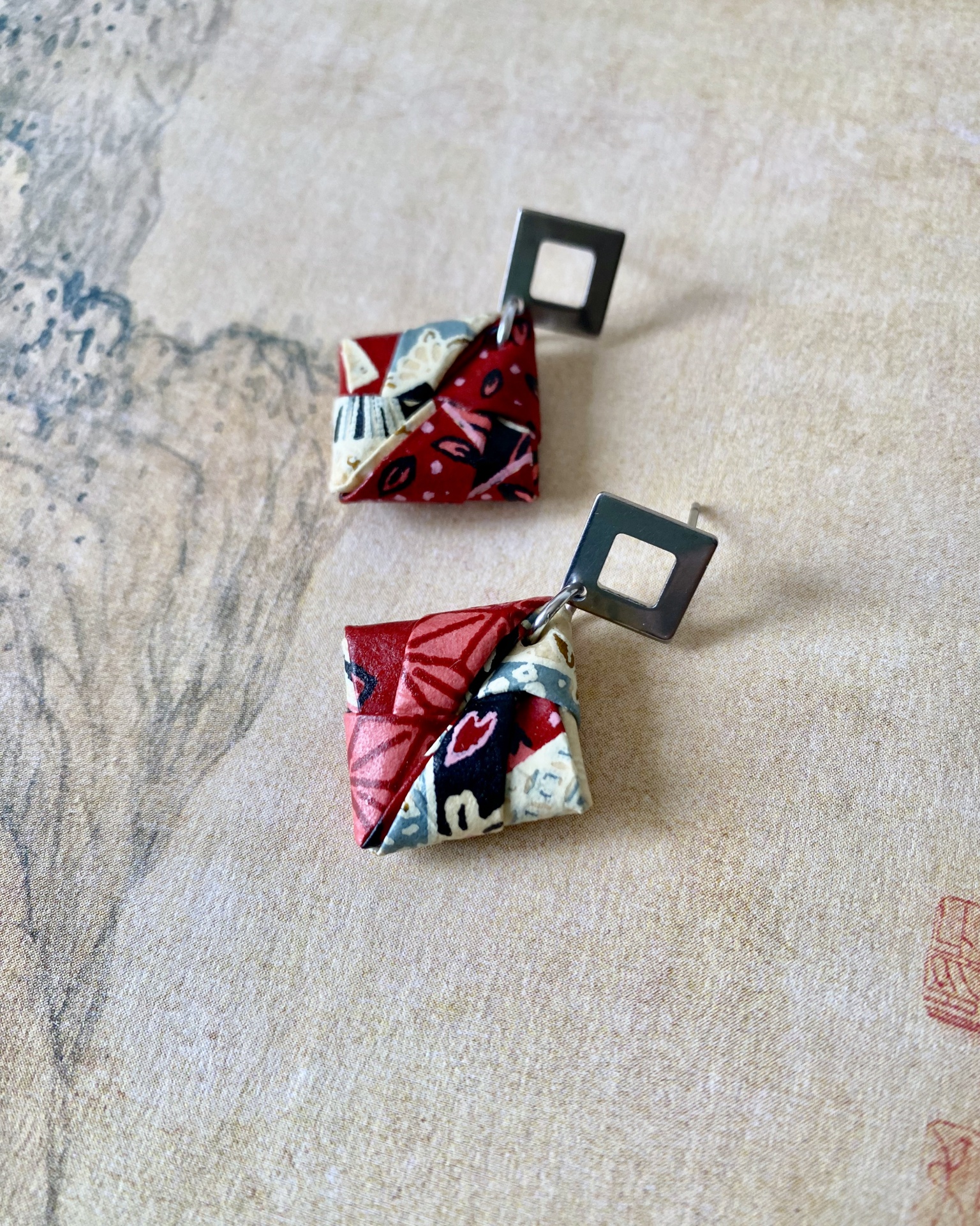 Brincos Sonobe Brincos com pendente tecido colorido e base quadrada de metal prateado