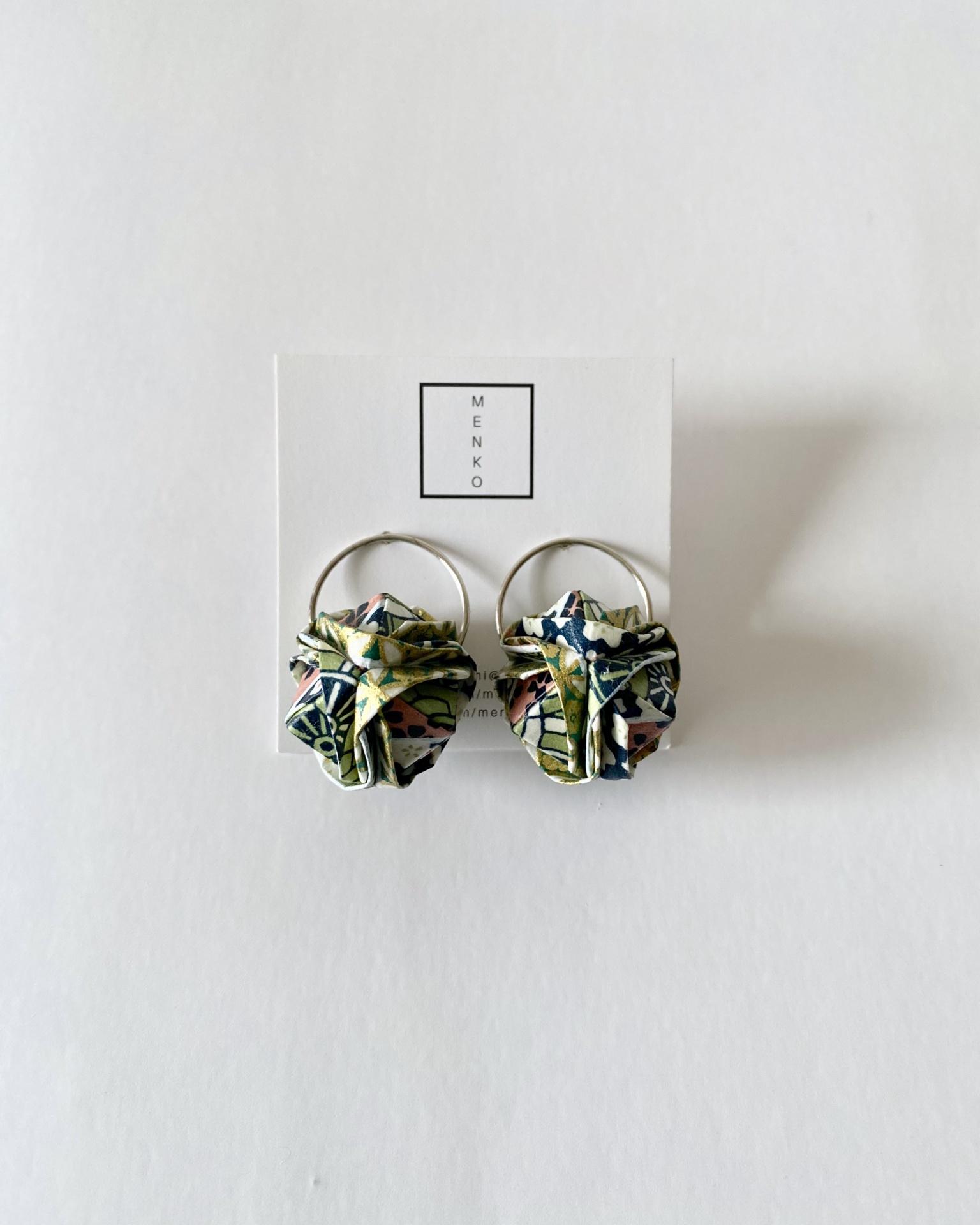 Brincos Barun Brincos argola com tecido floral em cartão MENKO