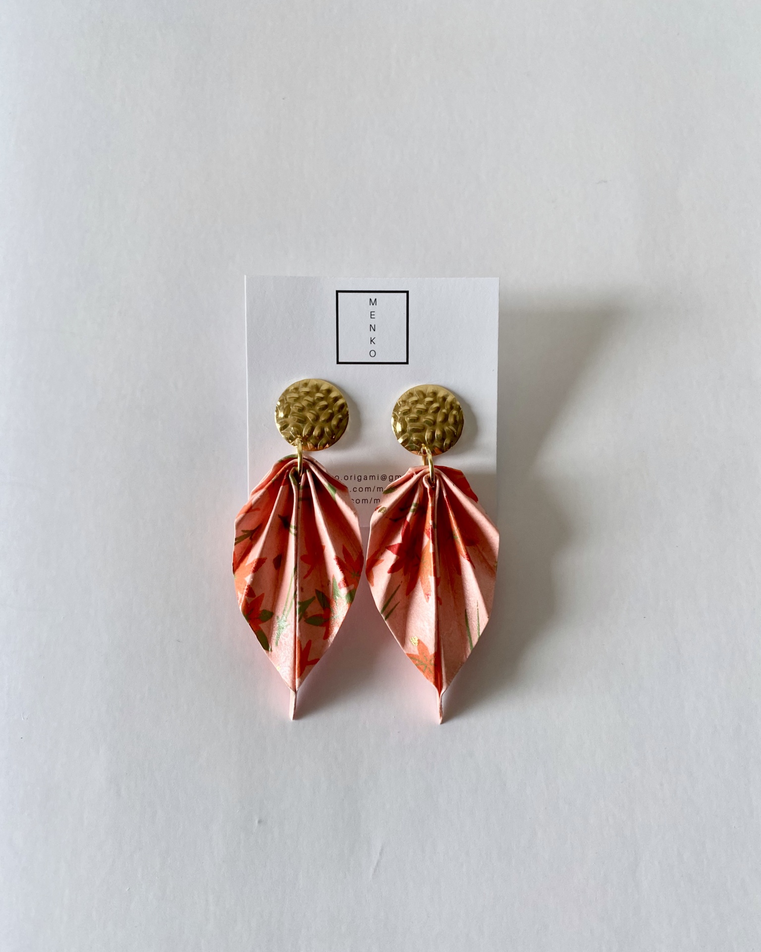 Brincos Folha Brincos dourados com pendentes de papel rosa floral em cartão branco MENKO