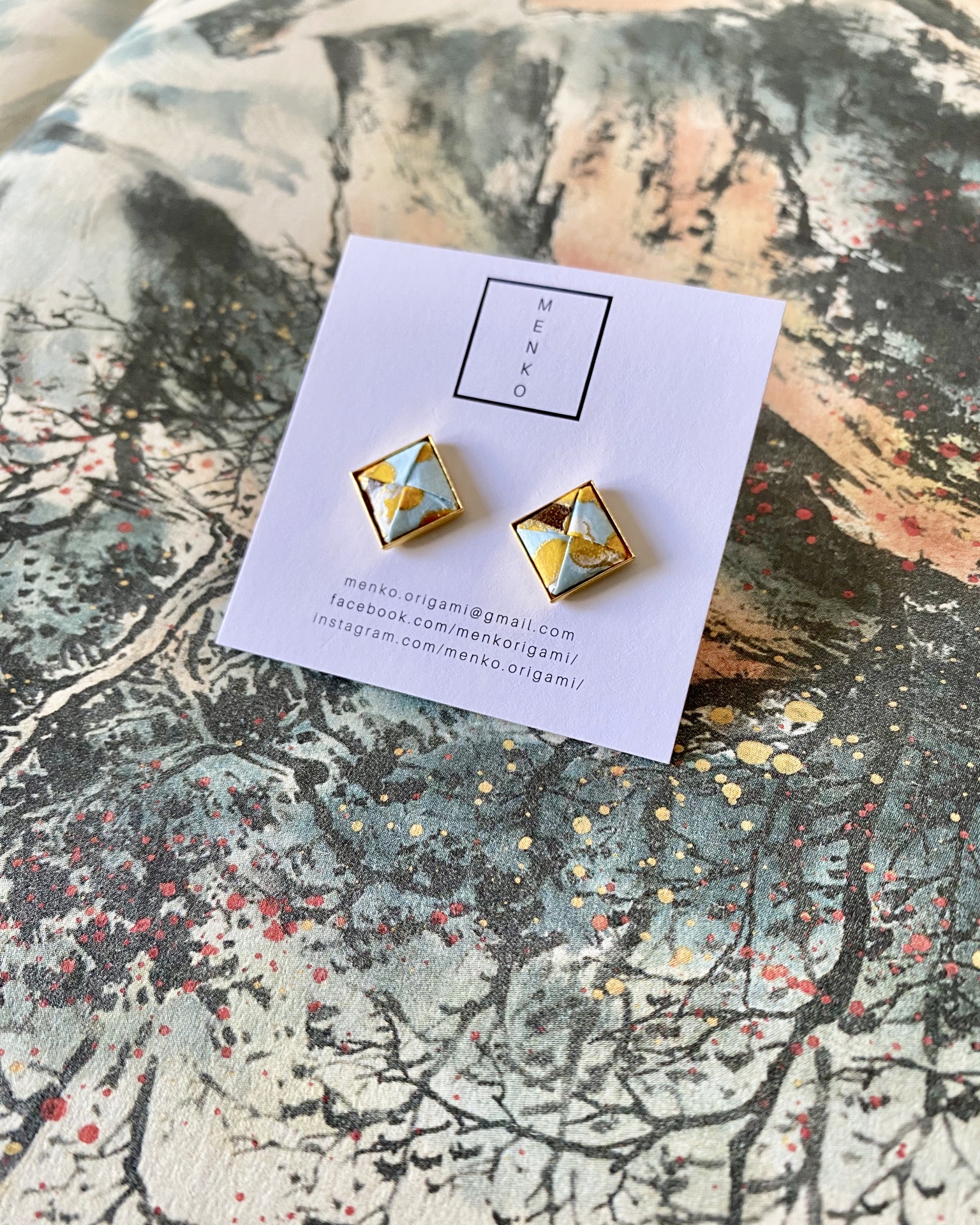 Brincos Menko Clássico Brincos quadrados dourados com padrão azul claro e branco em cartão MENKO