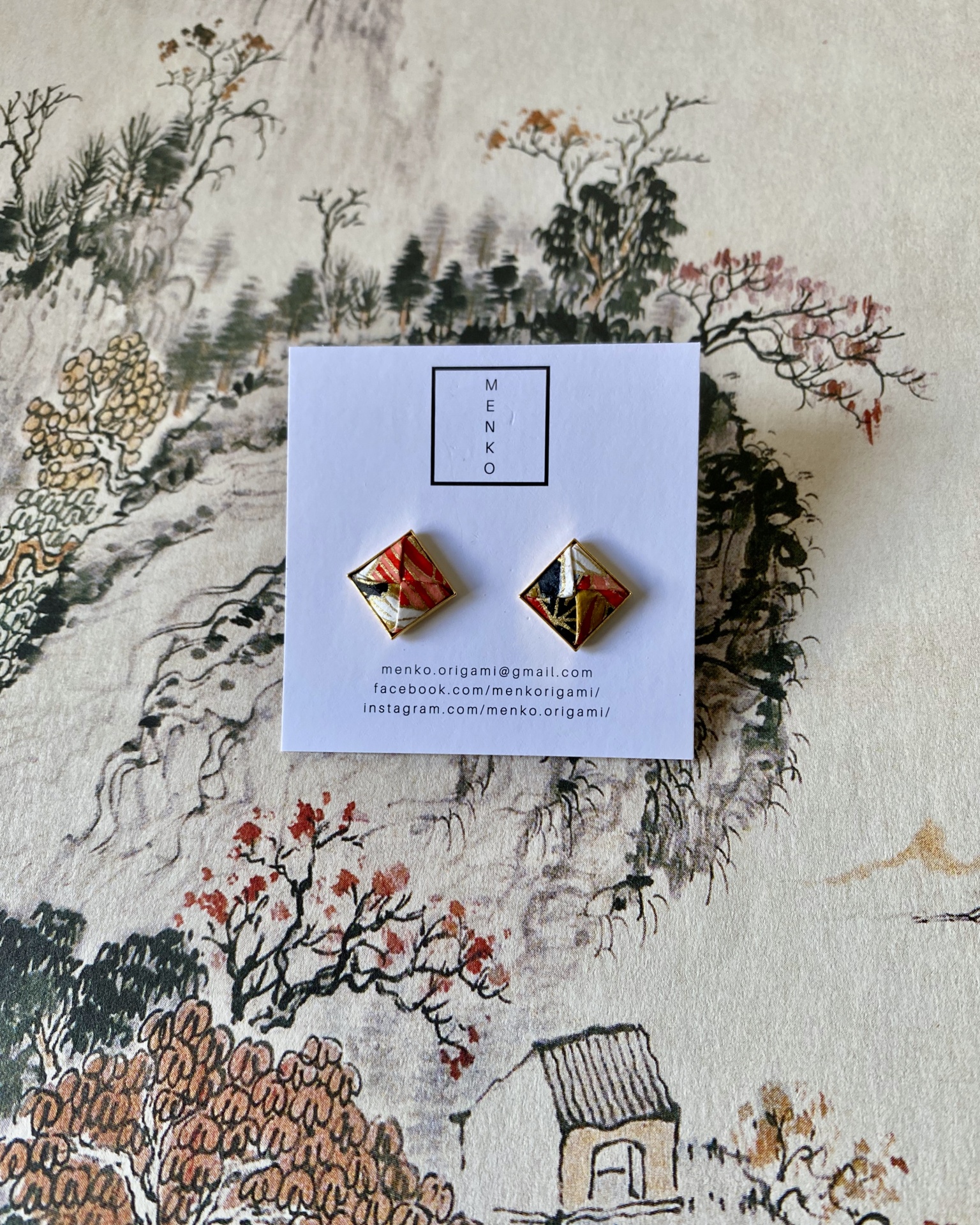 Brincos Menko Clássico brincos quadrados coloridos em cartolina branca com fundo decorativo