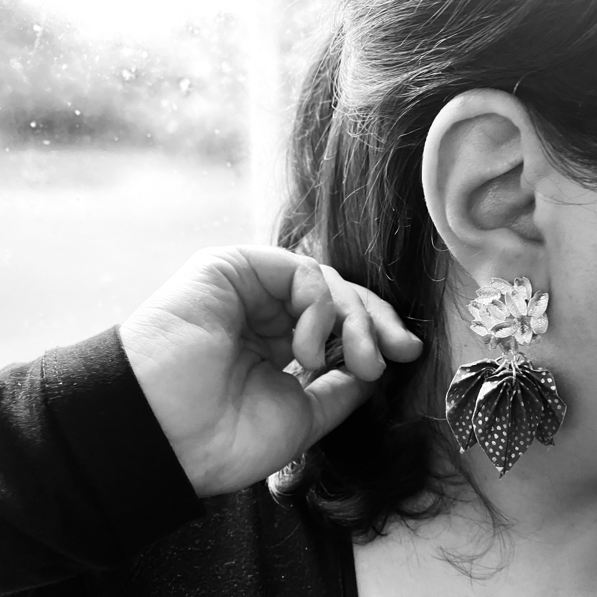 Brincos Folha Brinco pendente com flor prateada e tecido azul com bolinhas brancas