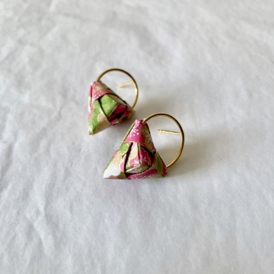 Brincos triangulares florais com argola dourada