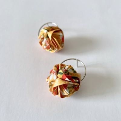 Brincos com tecido floral amarelo e argolas metálicas