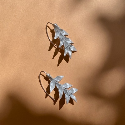 Brincos de argola com folhas prateadas em metal
