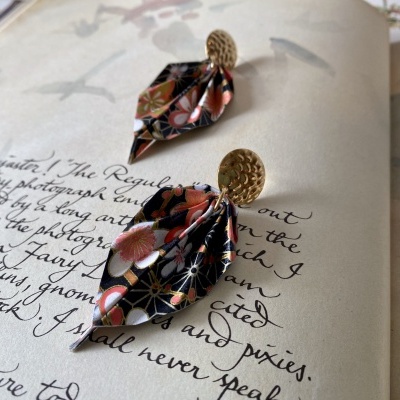 Brincos em tecido floral pendurado em fecho dourado texturizado sobre papel manuscrito