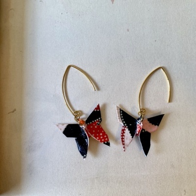 Brincos borboleta coloridos com argolas douradas em fundo claro