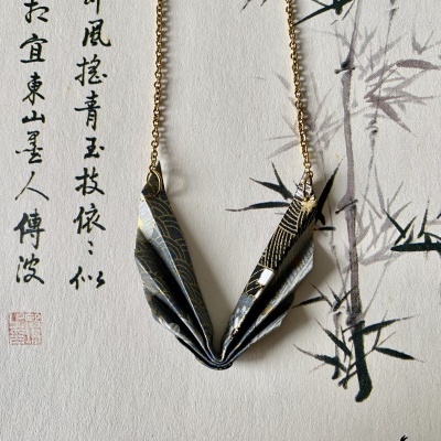 Colar com pendente de tecido dobrado em padrão oriental