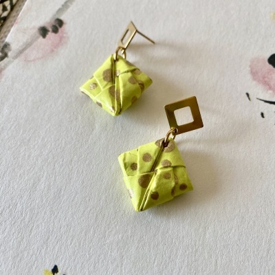 Brincos com base quadrada dourada e tecido amarelo com bolinhas douradas