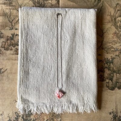 Cachecol branco com franjas e colar com pingente de origami rosa