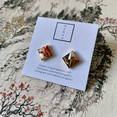 Brincos quadrados coloridos em cartão branco com logótipo MENKO