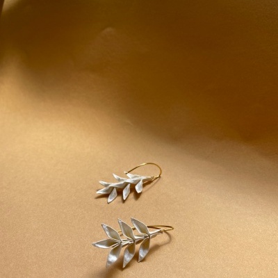 Par de brincos em forma de raminho com folhas prateadas e base dourada
