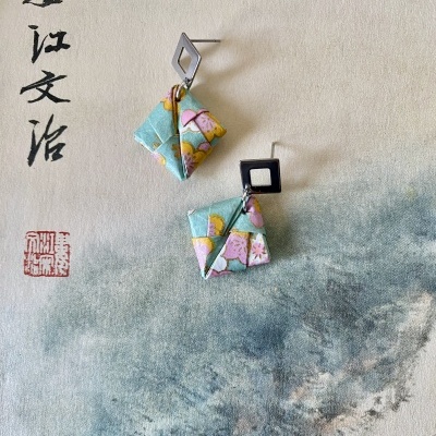 Brincos pendentes geométricos com tecido floral azul e base metálica