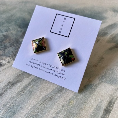 Brincos quadrados com padrão floral em cartão de apresentação MENKO