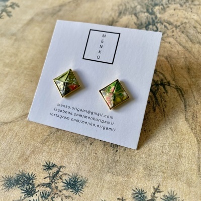 Par de brincos quadrados origami com padrão floral em cartão branco.