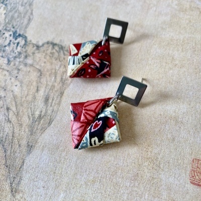 Brincos com pendente tecido colorido e base quadrada de metal prateado