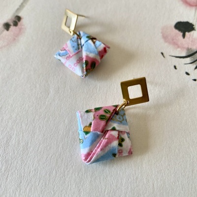 Par de brincos com argolas douradas e tecido floral colorido