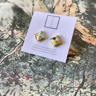 Brincos quadrados dourados com padrão azul claro e branco em cartão MENKO