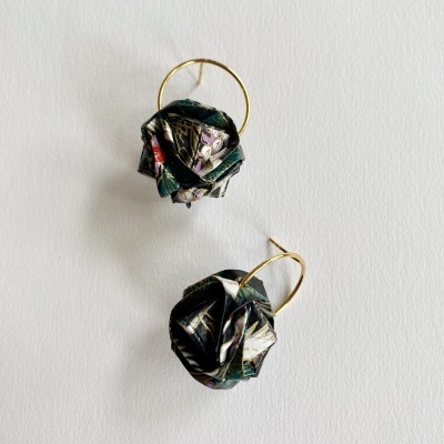 Brincos argola dourada com pendente floral em tecido colorido