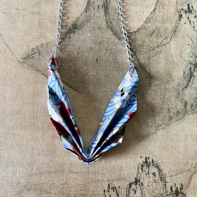 Colar com pingente origami azul com flores em corrente prateada