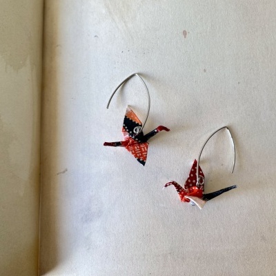 Par de brincos origami coloridos em gancho de metal