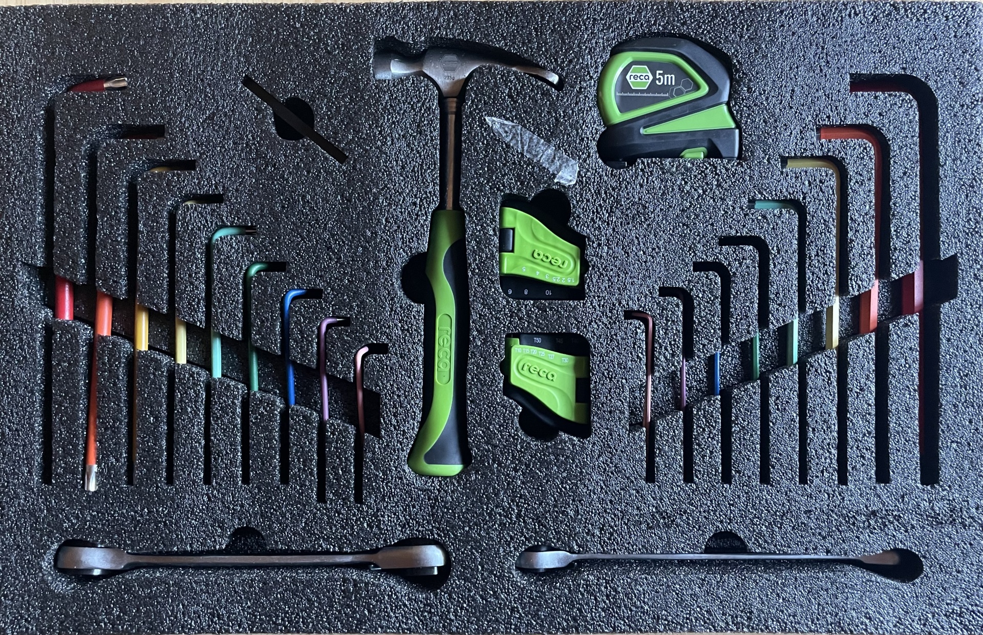 🛠️ CALENDÁRIO DO ADVENTO XXL RECA – 24 SURPRESAS NO VALOR DE 110 € Conjunto de ferramentas com chaves Allen coloridas, martelo, fita métrica e acessórios em espuma preta