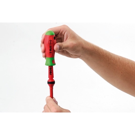 Jogo RECA MULTI de Chaves VDE 19 peças Mão a segurar chave de fendas isolada verde e vermelha com texto sobre fundo branco