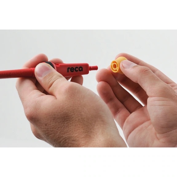 Jogo RECA MULTI de Chaves VDE 19 peças Mãos segurando ferramenta vermelha com palavra 'reca' e peça plástica amarela