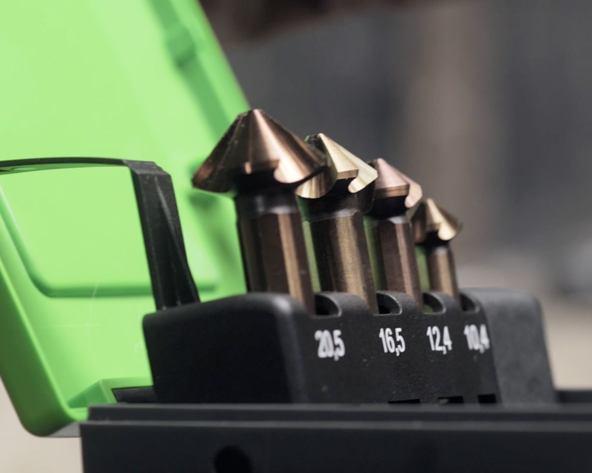 Escareador Quattro – Ferramenta de Alta Precisão com Quatro Cortes Desiguais Conjunto de brocas de metal com vários tamanhos em caixa preta com tampa verde