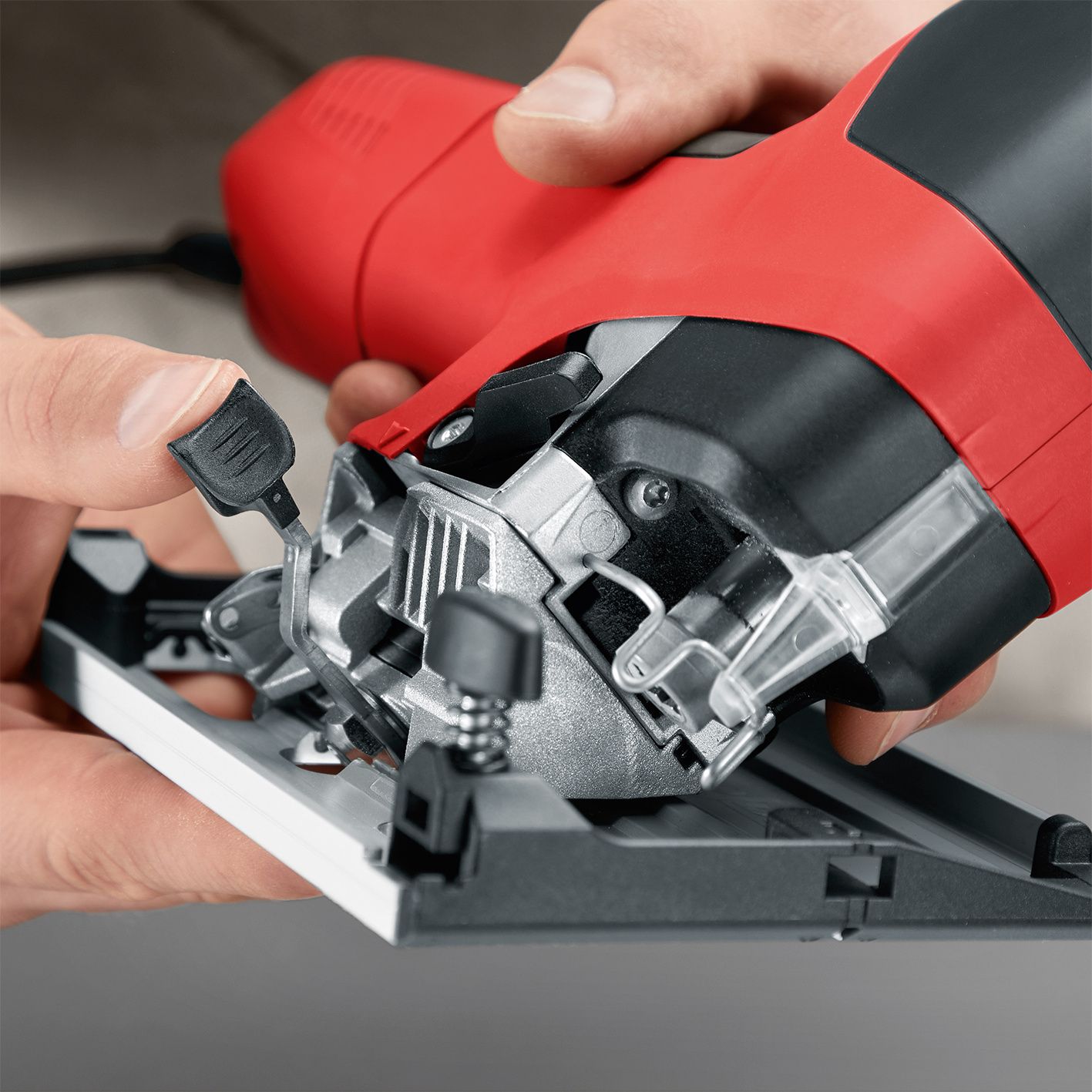 MAFELL P1 CC - SERRA TICO-TICO DE PRECISÃO MAXIMAX T-MAX 900W Serra tico-tico vermelha e preta com peças metálicas e alavanca preta ajustada por mãos