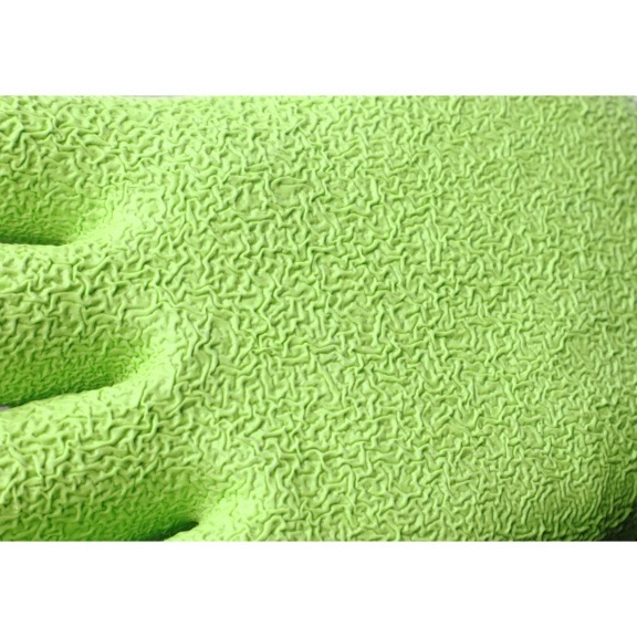 Luvas de Proteção Power Grip Latex Detalhe de luva de proteção verde com superfície texturizada antiverrapante