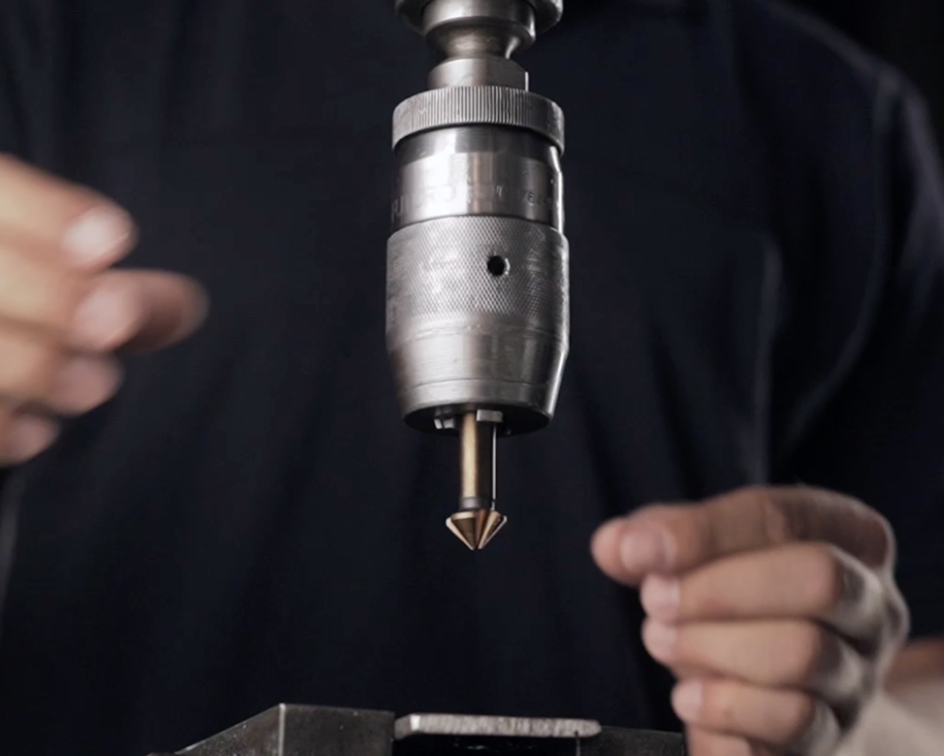 Escareador Quattro – Ferramenta de Alta Precisão com Quatro Cortes Desiguais Furadeira de metal com broca cónica em uso